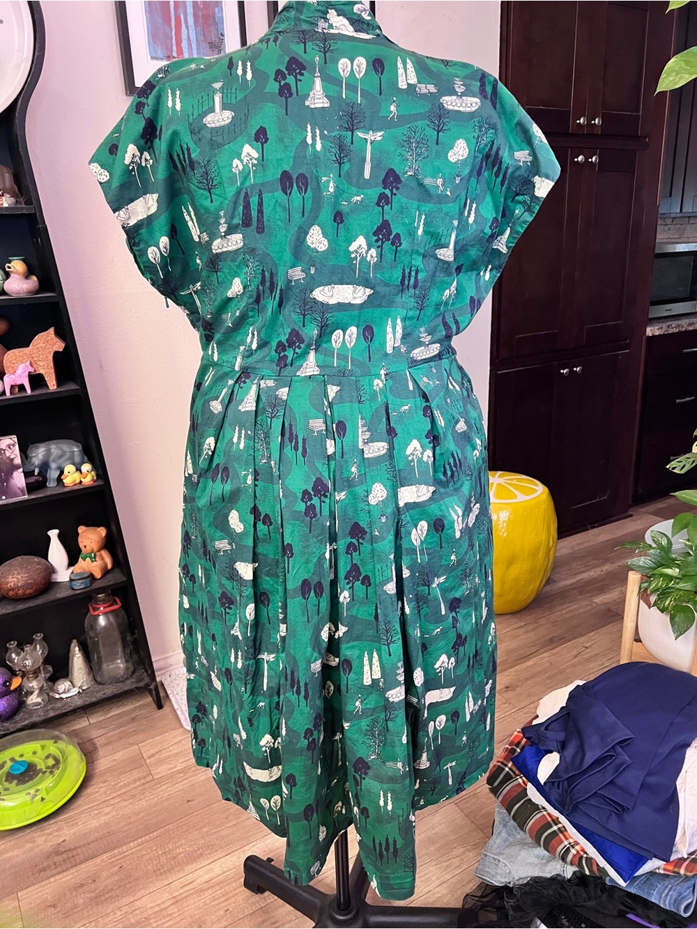 Green Printed V-Neck Midi Dress with Waist Detail - Picture 5 of 11